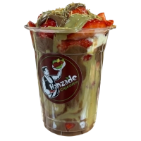 Verse aardbeien met pistachecrème, chocolade en knapperige kadayıf. De populaire Dubai-combinatie in een cup.