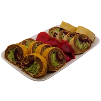12 smaakvolle çiğköfte-sushi hapjes, gevuld met frisse ijsbergsla en rode kool turşu